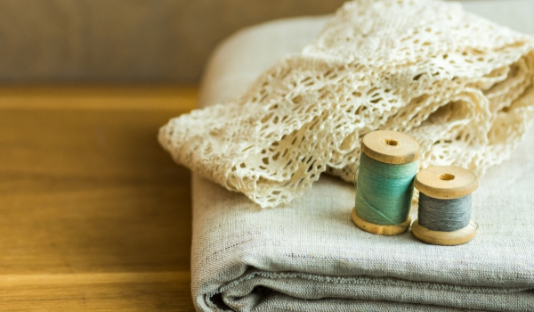 linge ancien en chanvre avec dentelle et bobines anciennes chinées lilimargotton