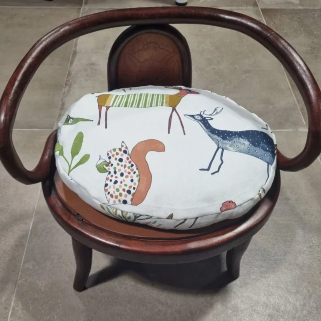 Le sur-mesure à l'atelier lilimargotton. 

Dans le silence feutré de l’atelier, chaque création fait l'objet de toute notre attention. 

Pour cet enfant, un fauteuil chiné en brocante par sa jeune mamie méritait une assise nouvelle, pensée avec soin. Le choix des matières, la douceur des finitions, le respect des courbes… tout a été imaginé sur mesure, dans un dialogue sincère avec notre cliente.

Écoute, confiance, précision – et cette exigence de l’écoresponsabilité qui guide chaque geste.

Parce que le vrai luxe, c’est celui qui a du sens.
Et si vous passiez la porte de l'atelier pour une envie sur mesure ? 
#surmesure #ateliercouture #lilimargotton #faitmain #designresponsable #artisanatfrancais #luxeecoresponsable #coussinpersonnalisé #decorationdurable #creationunique #ecouteclient

Êtes vous tentée ?